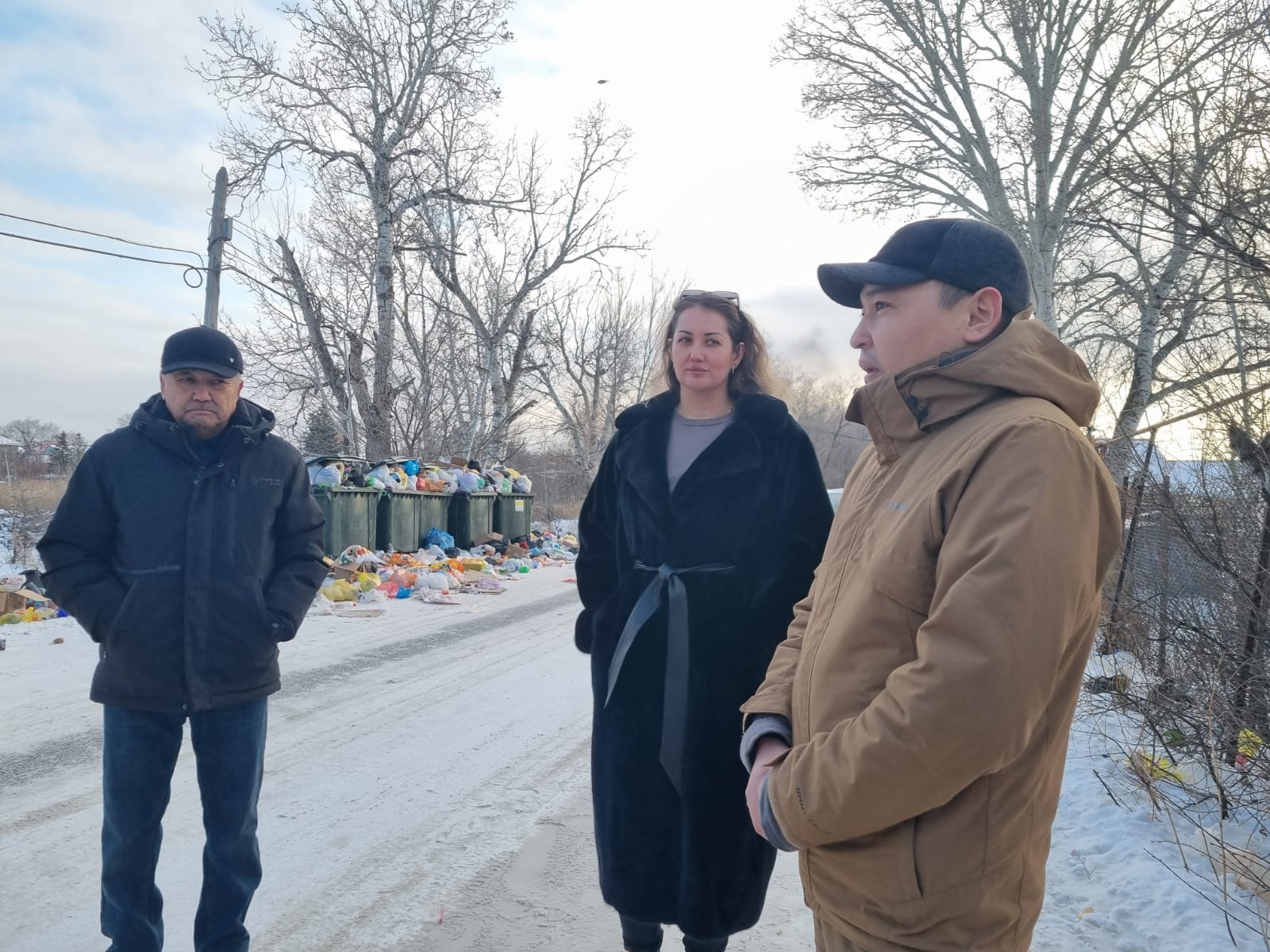 Жителей села в ЗКО возмутил невывезенный мусор